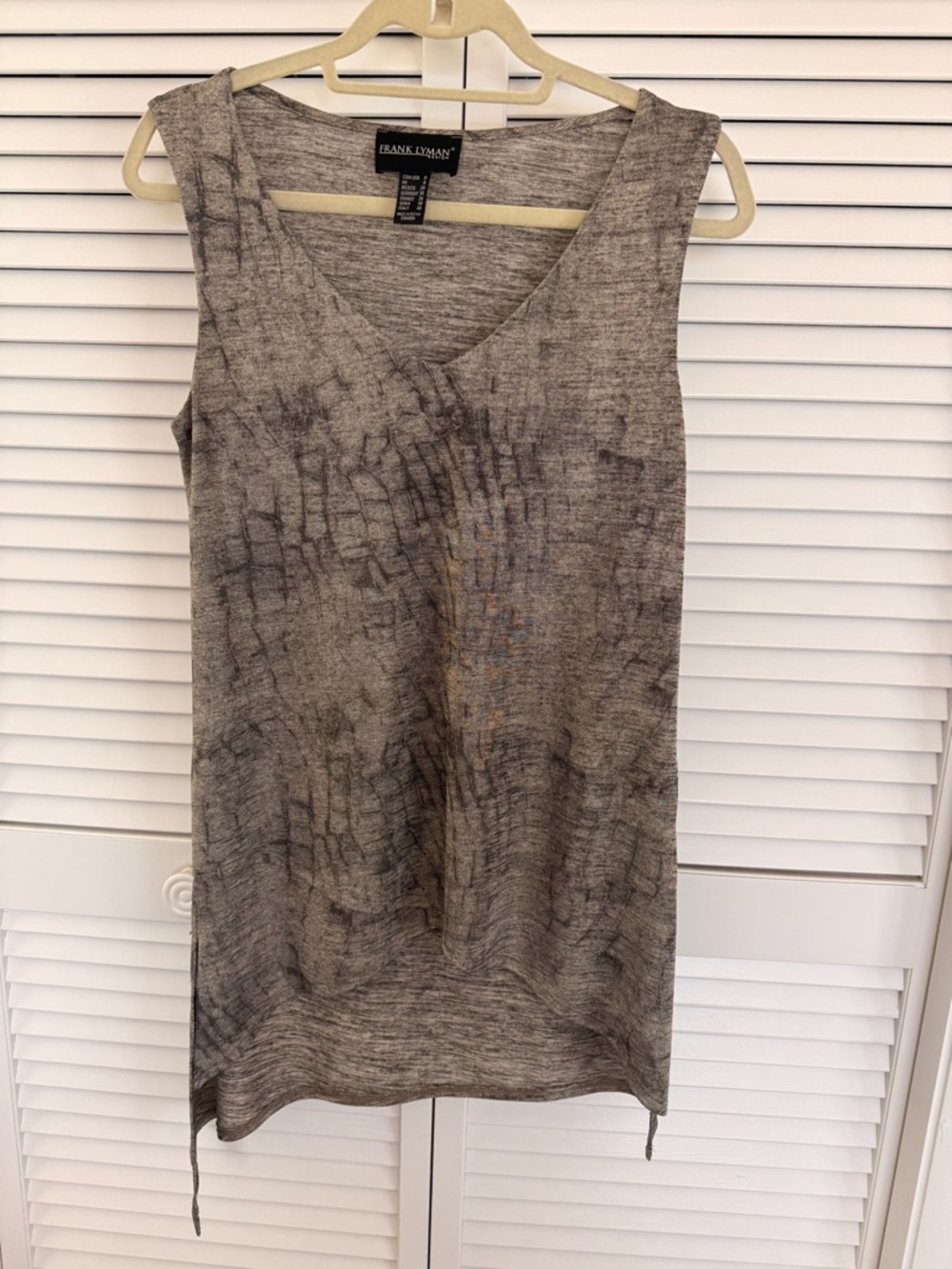 Frank Lyman Design Taupe Gray Patterned V-Neck Sleeveless Knit tunic